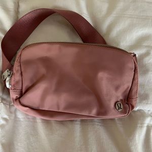 lululemon everywhere belt bag (mauve / pink) NWT